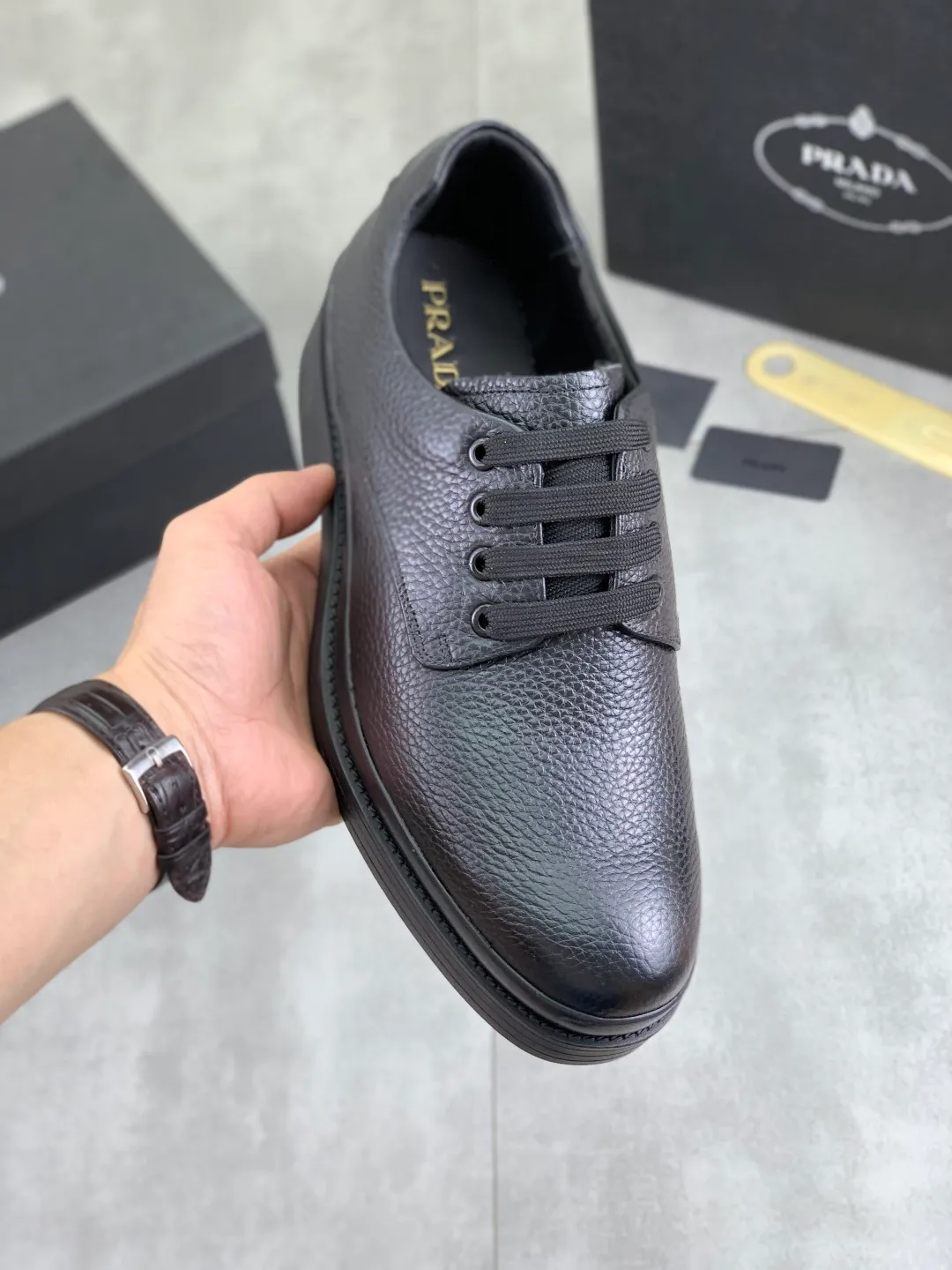 Men's shoes 💰P540 New PRADA Prada spring new casual leather shoes Original purchase, development and production Prada Men's Classic Series Technological breathable fabrics with cowhide Casual sports shoes Casual sports dad shoes combine high-tech breathable materials and cowhide, with exclusive button decoration on the sides. The outsole is full of P italic design and bright colors to show vitality and continue the brand design inspiration. Stroll around the city lightly and feel free and comfortable. Delivered in exquisite packaging 🛍📦 ▪️Material: original customized calfskin with breathable material ▪️Inner lining: cowhide lining ➕cowhide feet ▪️Outsole: open-molded TPU rubber material ▪️Sole thickness: 3.5CM ▪️Size: Men's 38-44 (45 can be customized) Multiple colors available